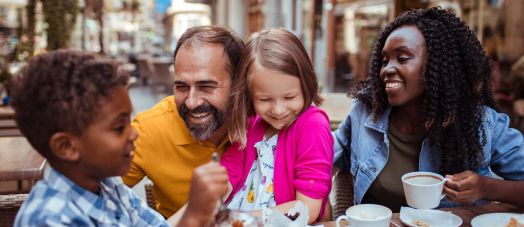 Family travel tips - family at cafe