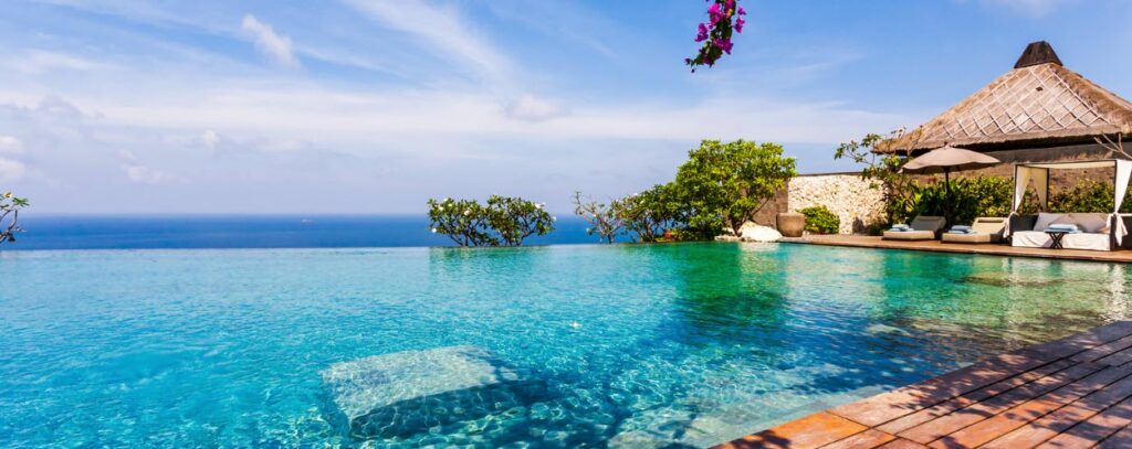 Luxury resorts in Bali - infinity pool in resort