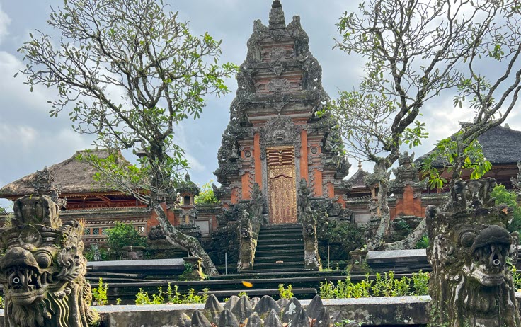 kuta vs ubud - ubud temple