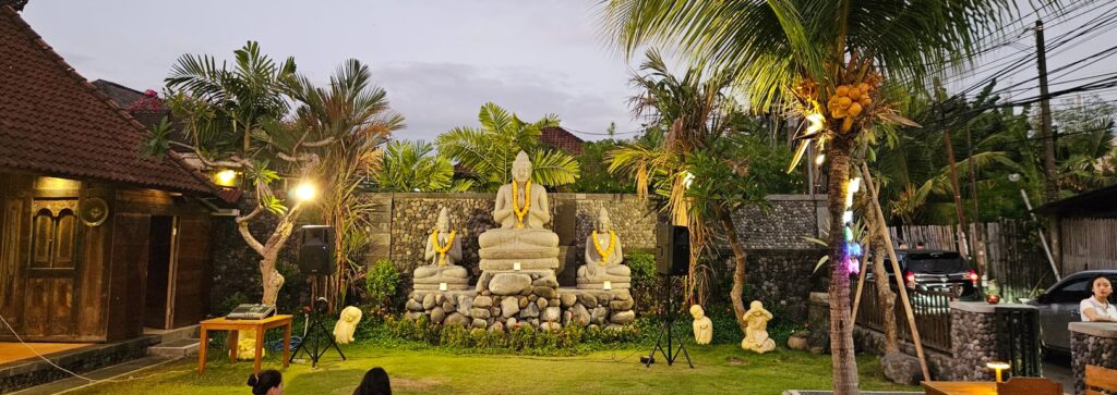 seminyak vs ubud - Bandstand at restaurant