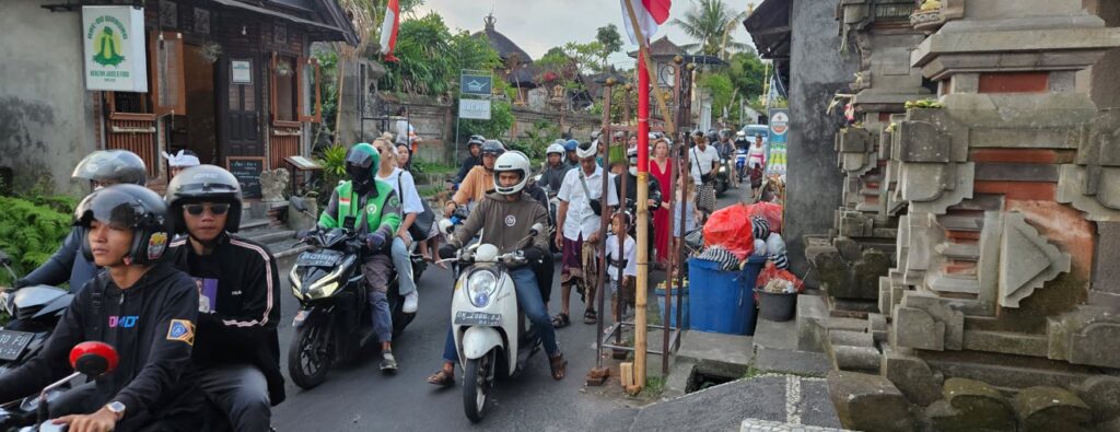 tips for hiring a driver in Bali - gojeck scooter