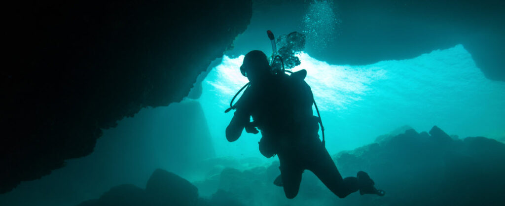 Best Scuba Diving Spots in Hawaii - man cave diving